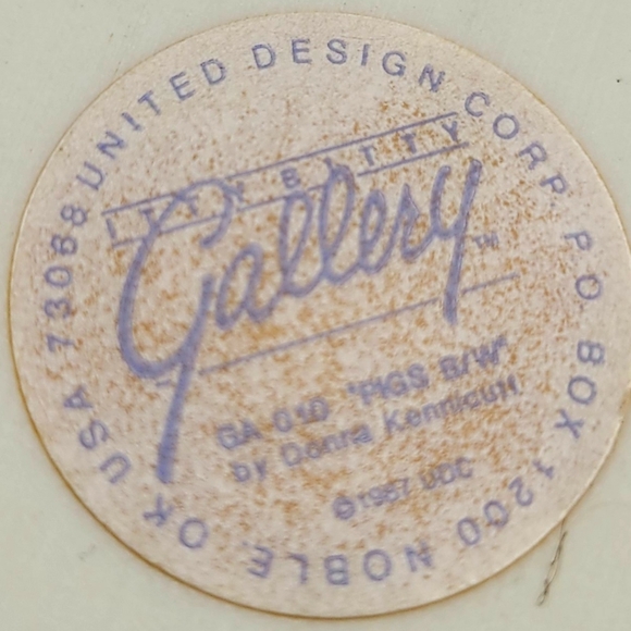 Vintage United Design Corp. Piglets Looking Through the Fence - Picture 6 of 6